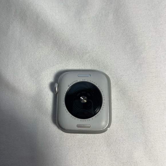 Apple Watch SE New 40MM Alluminum Case with Charger - Picture 8 of 10